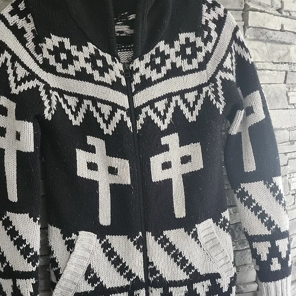 Red Dragon RDS Cowichan Sweater - Picture 2 of 4